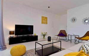 Televiisor ja/või meelelahutuskeskus majutusasutuses Cozy Home In Icici With Harbor View