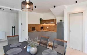 Köök või kööginurk majutusasutuses Cozy Home In Icici With Harbor View