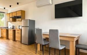 Η κουζίνα ή μικρή κουζίνα στο 2 Bedroom Stunning Home In Pustkowo