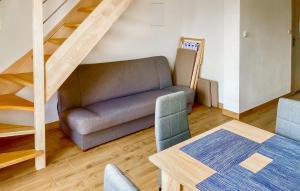 Χώρος καθιστικού στο 2 Bedroom Stunning Home In Pustkowo