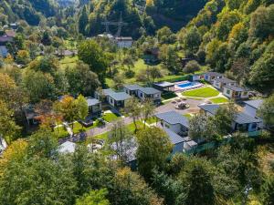 莫伊西德约斯Identic Resort的山中房屋的鸟瞰图