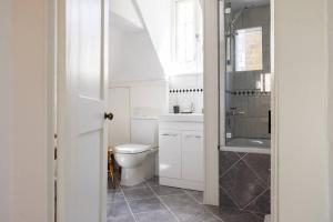 Spacious, Light-Filled 2 Bedroom Apartment