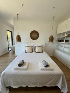 Ένα ή περισσότερα κρεβάτια σε δωμάτιο στο Villa PERLE DE GIENS +27 φωτογραφίες