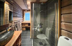 ห้องน้ำของ Awesome Home In Sjusjøen With Sauna