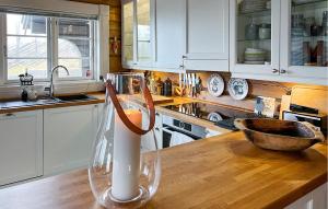 ครัวหรือมุมครัวของ Awesome Home In Sjusjøen With Sauna