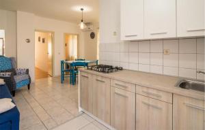 una cocina con fregadero y encimera en 2 Bedroom Cozy Apartment In Vrbnik, en Vrbnik