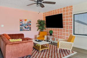 Μια τηλεόραση ή/και κέντρο ψυχαγωγίας στο Penthouse Free Parking Pool Table Private Balcony +30 φωτογραφίες