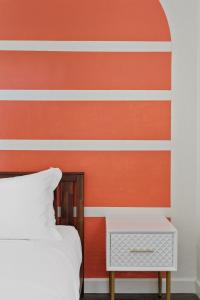 Ένα ή περισσότερα κρεβάτια σε δωμάτιο στο Penthouse Free Parking Pool Table Private Balcony