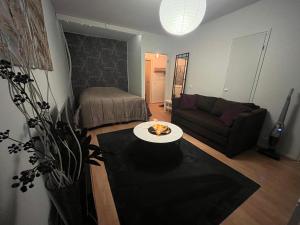 a living room with a couch and a table at Huoneisto kaupungissa Joensuu in Joensuu