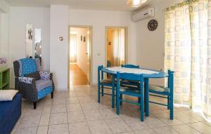 Una mesa y sillas azules en una sala de estar. en 2 Bedroom Cozy Apartment In Vrbnik, en Vrbnik