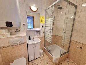 Kúpeľňa v ubytovaní ApartHouse Apartamenty Centrum - In the city center Near the train station