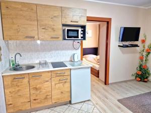 Kuchyňa alebo kuchynka v ubytovaní ApartHouse Apartamenty Centrum - In the city center Near the train station