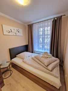 Posteľ alebo postele v izbe v ubytovaní ApartHouse Apartamenty Centrum - In the city center Near the train station
