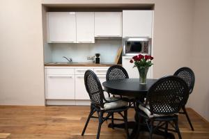 A kitchen or kitchenette at Vienna Suites Még 8 kép