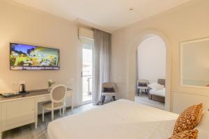 Televizorius ir (arba) pramogų centras apgyvendinimo įstaigoje Parco dei Principi Boutique Hotel