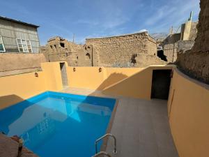 una piscina sul tetto di un edificio di Bait Aljabal Hospitality Inn a Al Ḩamrāʼ