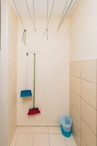 a bathroom with a broom and a bucket at Apartamento completo ao lado da Arena Opus in Estêvão