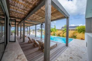 Πισίνα στο ή κοντά στο Stylish 5 bedroom Villa with Earthy Tones