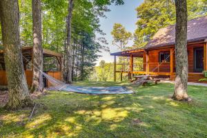 Zahrada ubytování Lakefront Townsend Cabin with Fire Pit, Private Dock
