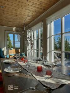 Fotografie z fotogalerie ubytování Luxury cabin Sjusjøen with hot tub, ski in-out, fireplace & WiFi v destinaci Ringsaker