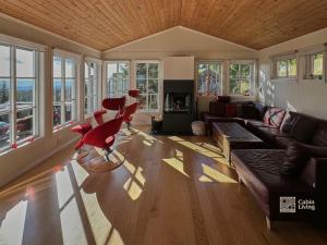 Posezení v ubytování Luxury cabin Sjusjøen with hot tub, ski in-out, fireplace & WiFi