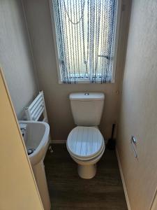 チチェスターにあるLuxury Chichester caravan Seaside Retreatのトイレ、洗面台、窓のあるバスルーム +27枚の写真