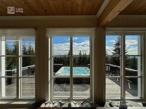 Bazén v ubytování Luxury cabin Sjusjøen with hot tub, ski in-out, fireplace & WiFi nebo v jeho okolí + 19 fotografií