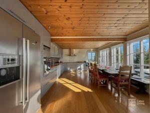 Kuchyň nebo kuchyňský kout v ubytování Luxury cabin Sjusjøen with hot tub, ski in-out, fireplace & WiFi