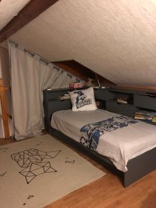 Postel nebo postele na pokoji v ubytování Chambre privée ARENA-GROUPAMA STADIUM- EUREXPO