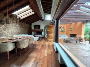 Μια τηλεόραση ή/και κέντρο ψυχαγωγίας στο El Refugio with jacuzzi and garden in Avándaro