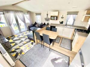 チチェスターにあるLuxury Chichester caravan Seaside Retreatのキッチン、リビングルームが備わります。