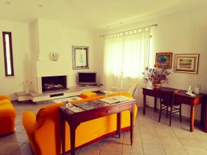 a living room with a couch and a table at B&B La Montagna Rosa in Castelnuovo