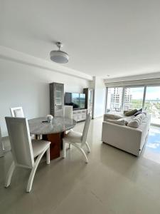 TV a/nebo společenská místnost v ubytování Suite Cancun Plaza