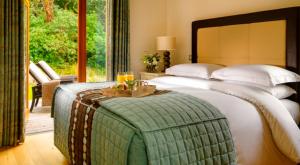 Ein Bett oder Betten in einem Zimmer der Unterkunft Parknasilla Resort & Spa