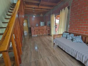 博尼图Pousada Recanto Sobradinho的带沙发和砖墙的客厅