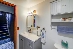 une salle de bain avec un lavabo et des toilettes dans l'établissement Corvallis Coyote Creek House with Mountain Views!, à Corvallis 27 autres photos