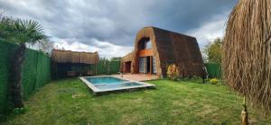 a house with a swimming pool in the yard at Doa Bungalov & Tiny House in Sapanca