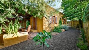 O grădină în afara La Galleria Cottage Retreat