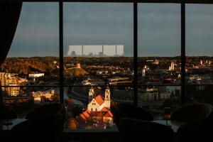 Linna Vilnius üldine vaade või majutusasutusest Radisson Blu Hotel Lietuva pildistatud vaade