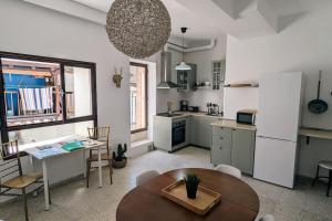 una cucina con un tavolo e una sala da pranzo di Apartamento VERAGREDOS a Villanueva de la Vera