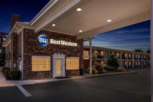 un edificio con una gran señal del oeste en Best Western Horizon Inn, en Medford