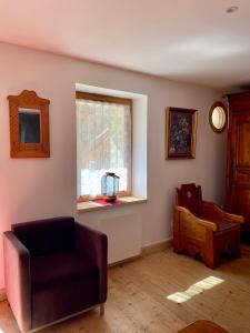 ein Wohnzimmer mit einer Couch und einem Fenster in der Unterkunft La MaiZon du Bois Rez-de-Chaussée in Champagny-en-Vanoise