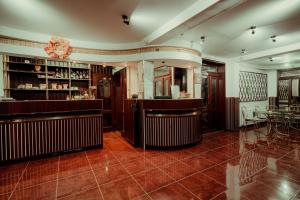 a lobby with a bar and a dining room at Camping Veverita in Vatra Dornei