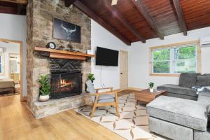 Televisyen dan/atau pusat hiburan di Hidden Hollow 3BD Cabin - Hot Tub, Wifi, Game Room, Fire Pit