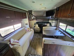 Fanning SpringsNemi 1的一张长沙发和一张桌子