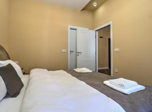 Postel nebo postele na pokoji v ubytování Midtown Prishtina Stays