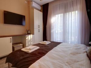 Postel nebo postele na pokoji v ubytování Midtown Prishtina Stays