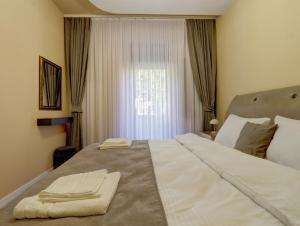 Postel nebo postele na pokoji v ubytování Midtown Prishtina Stays