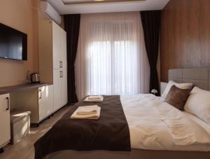Postel nebo postele na pokoji v ubytování Midtown Prishtina Stays