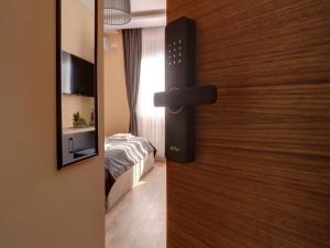 Postel nebo postele na pokoji v ubytování Midtown Prishtina Stays